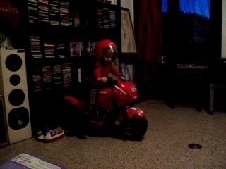 Tom fait de la moto avec le "cac"