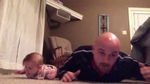 Babasıyla Beraber Egzersiz Yapan Sevimli Bebek