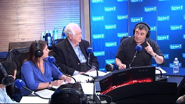 Camille Combal raconte une blague à Jean-Marie Bigard