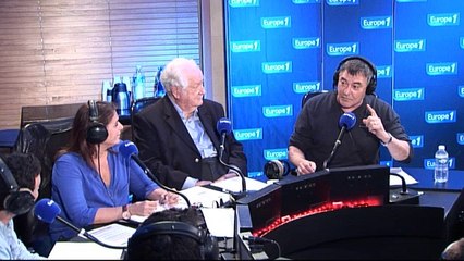 Camille Combal raconte une blague à Jean-Marie Bigard