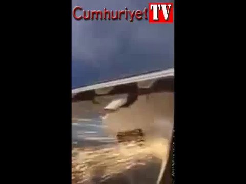 Uçağın motoru havada alev aldı