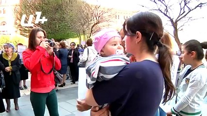 Մուկ ու կատու՝ կառավարության շենքի դիմաց