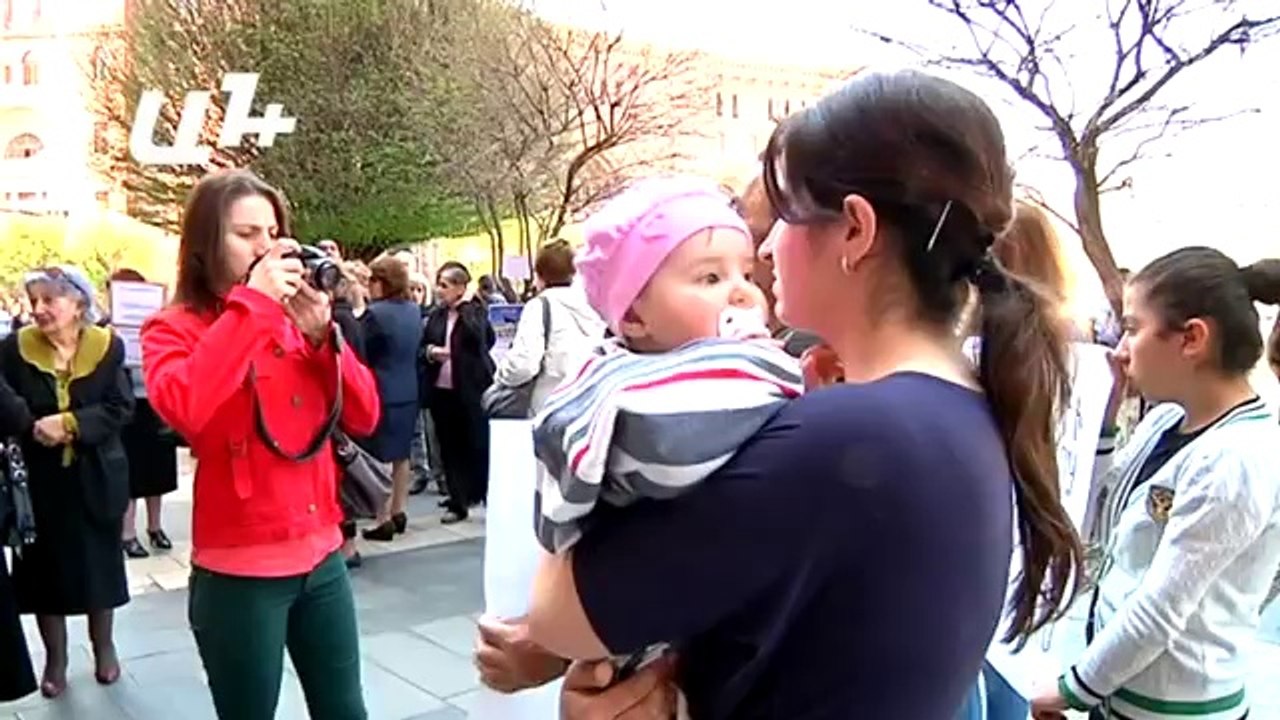 Մուկ ու կատու՝ կառավարության շենքի դիմաց