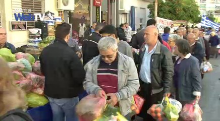 Πλήθος κόσμου για τα δωρεάν προϊόντα που μοιράζουν οι παραγωγοί λαϊκών αγορών