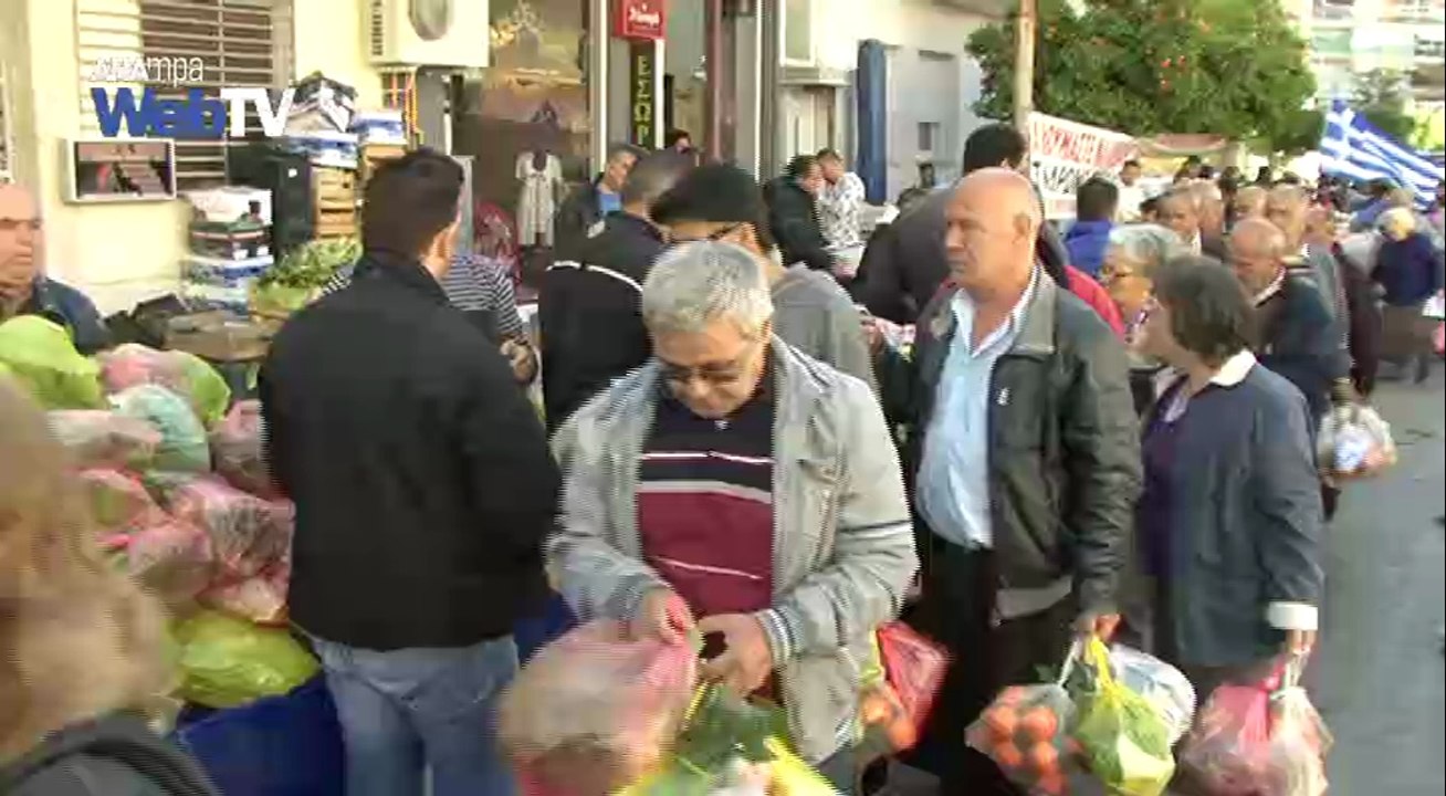 Πλήθος κόσμου για τα δωρεάν προϊόντα που μοιράζουν οι παραγωγοί λαϊκών αγορών