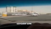 بالفيديو.. متهور كويتي يقود سيارته على إطارين فقط ويتحدى السعوديين
