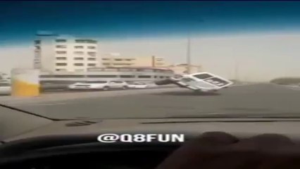 بالفيديو.. متهور كويتي يقود سيارته على إطارين فقط ويتحدى السعوديين