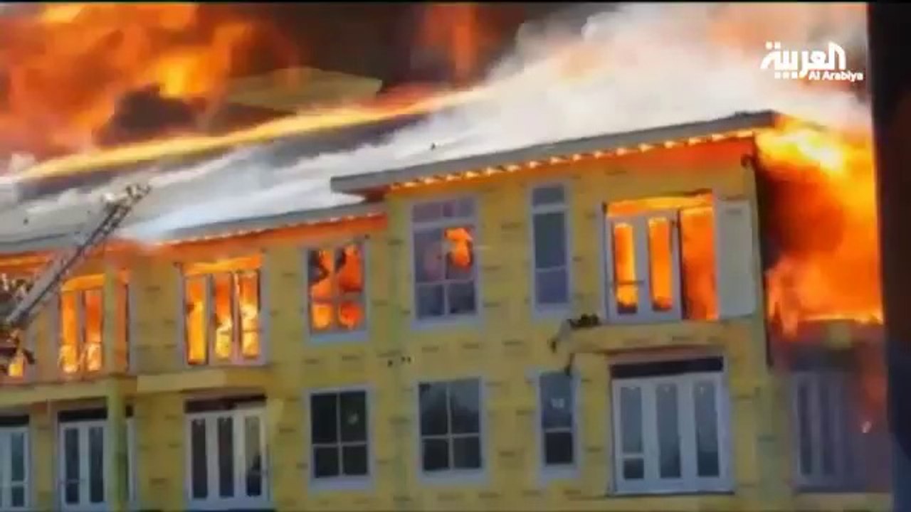 بالفيديو.. نجاة عامل بناء من الموب بالحريق بطريقة عجيبة - سبحان الله