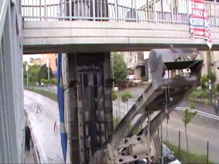 TIR ÜST GEÇİTTE ASILI KALDI