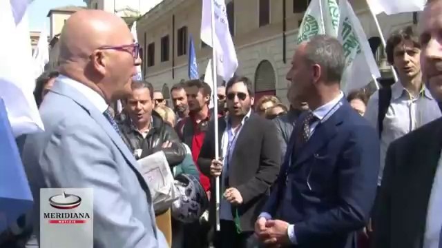 ▶ Albergatori in piazza contro aumento della tassa di soggio