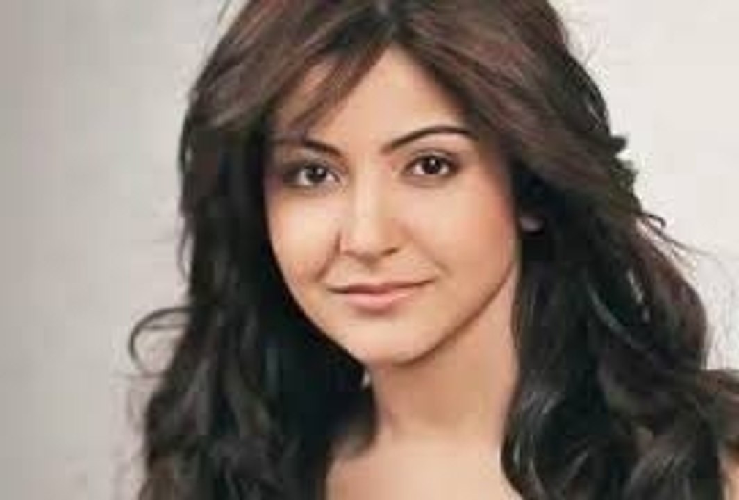Anushka Sharma Against On Horse Gadi