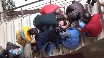 Acıyla ambulansı bekledi