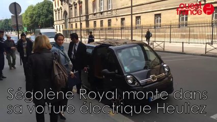 Ségolène Royal monte dans sa voiture électrique Heuliez
