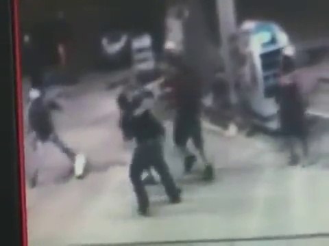 Combattant de MMA se bagarre dans une station service.