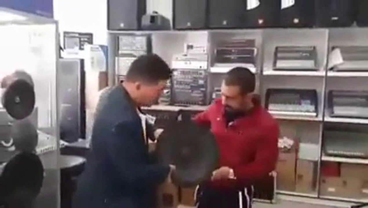 Probando los bajos del equipo a pelo