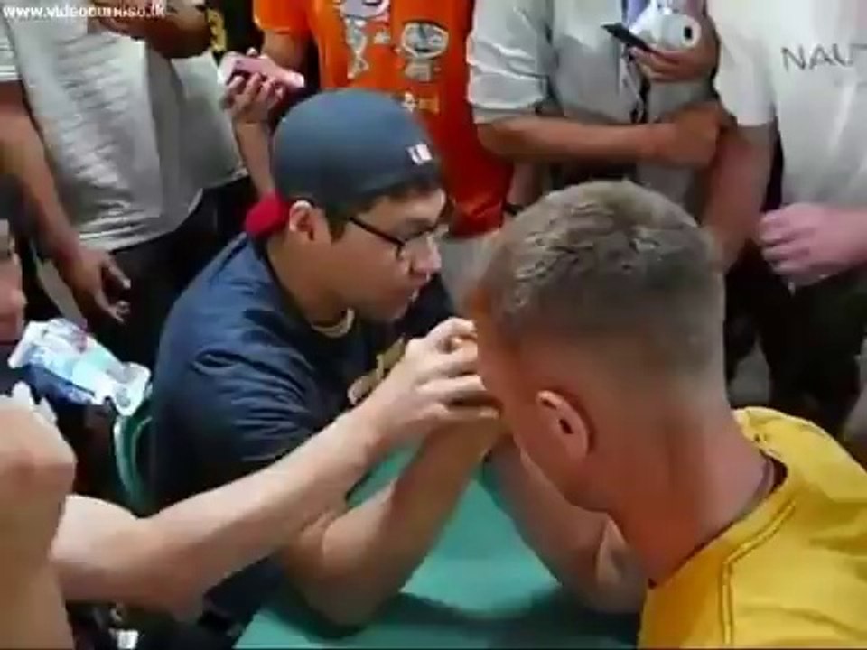 Il se casse le bras au bras de fer