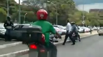 Une femme tente d'écraser un motard !