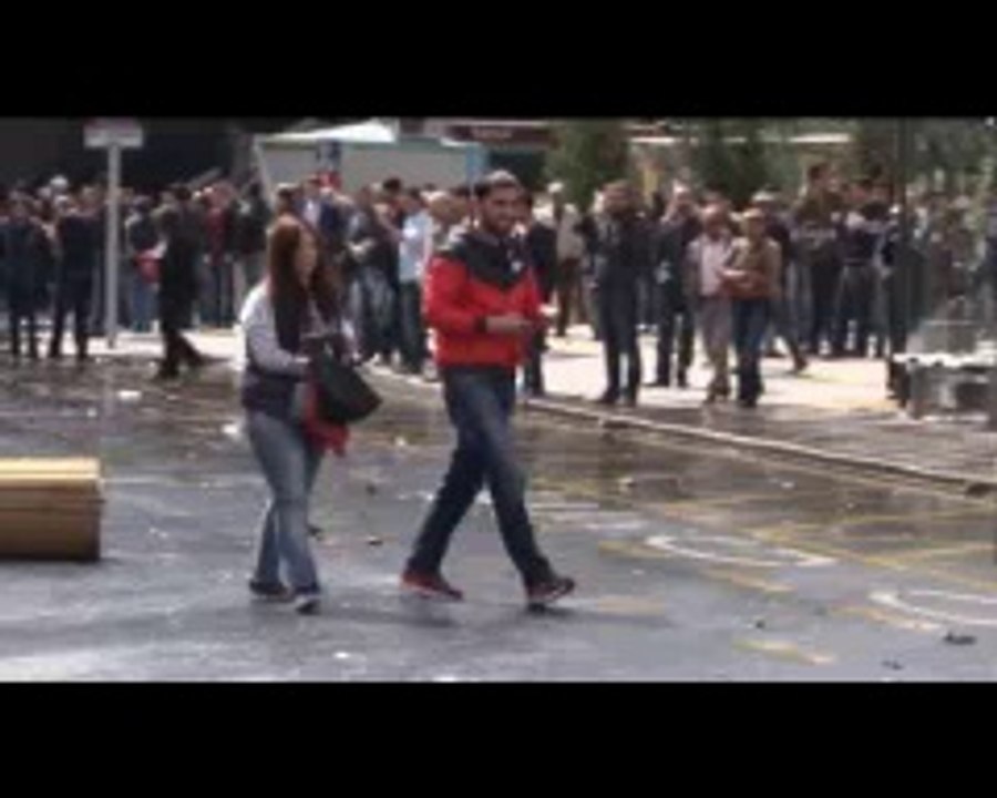 Eylemci aşıklardan polis barikatı önünde selfie hatırası