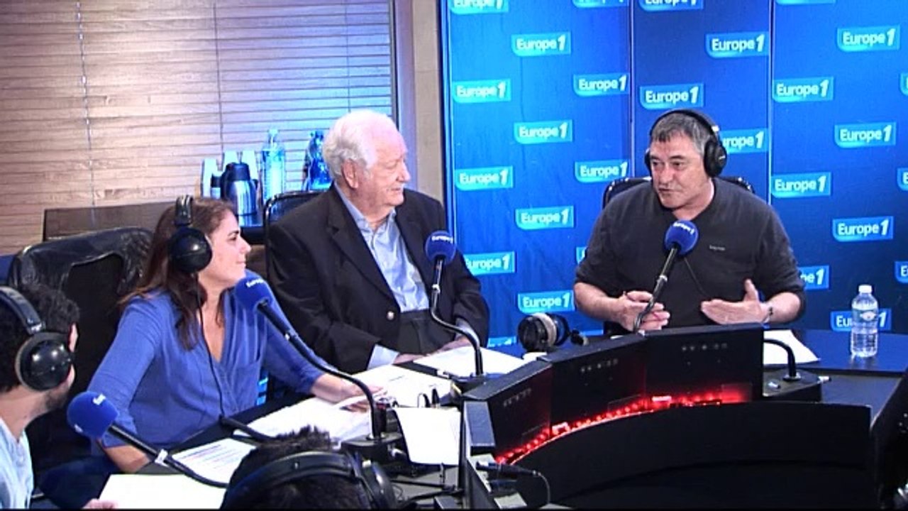 Pierre Bellemare raconte une blague à Jean-Marie Bigard