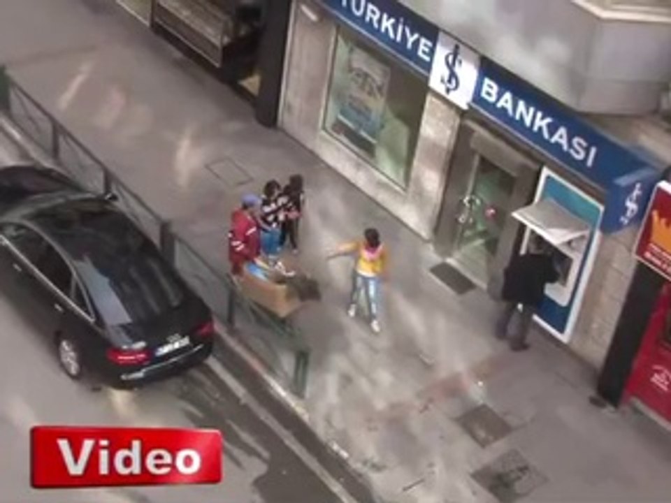 Yere çöp atmayın diyen çöpçüyü fırçalayan kızlar