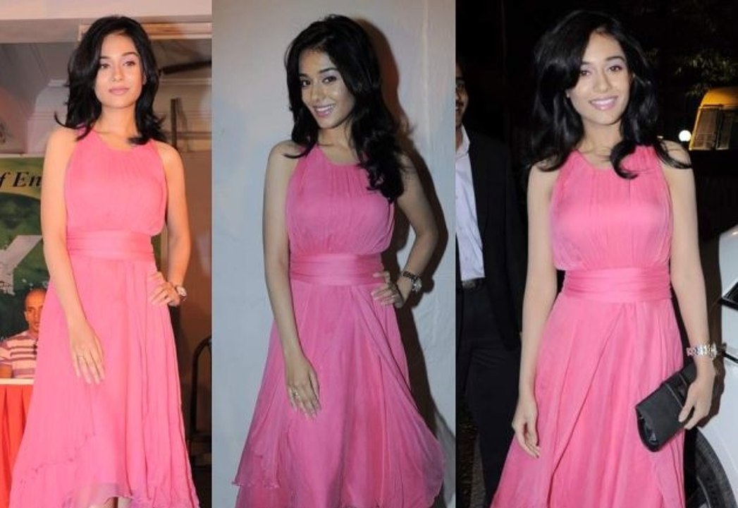 Bollywood Angel Girl Amrita Rao looks glamorous Gorgeous Cute Sweet in Pink Gown Dress at Rizvi College Festival