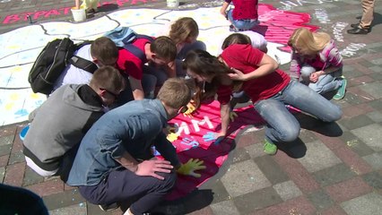 Kiev protesters paint symbolic giant map of Ukraine