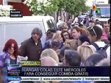 Griegos hacen largas colas para conseguir comida gratis