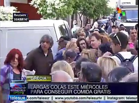 Griegos hacen largas colas para conseguir comida gratis