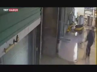 Annesine kızdı çocuğunu havaya fırlattı!