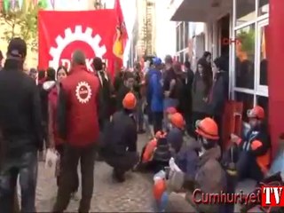 DİSK binası önünde kalabalık artıyor