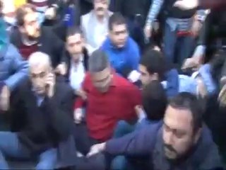 Polis, CHP otobüsünü çekiyor, engel olmak isteyenleri gözaltına alındı