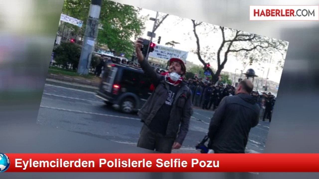 Eylemcilerden Polislerle Selfie Pozu