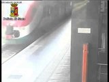 Roma - Uomo perde il treno e si attacca al gancio (30.04.14)