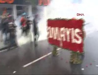 DİSK kortejine polis müdahalesi I www.halkinhabercisi.com