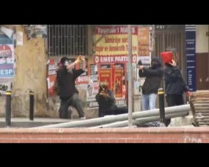 Göstericiler mancınıkla polise saldırdı