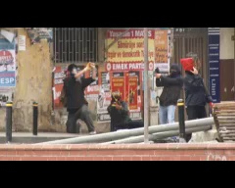 Göstericiler mancınıkla polise saldırdı