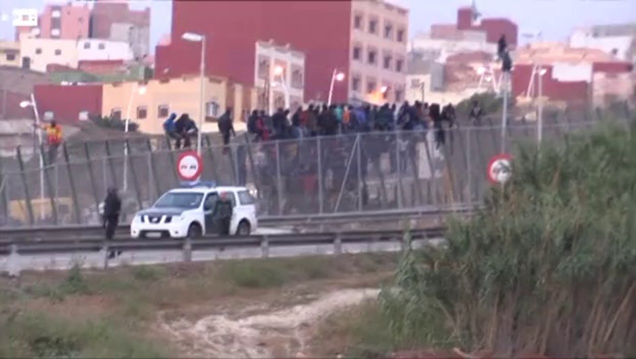 Unos 150 inmigrantes entran en Melilla tras un nuevo asalto masivo