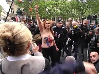 1er mai: Des militantes Femen retardent le cortège du FN - 01/05
