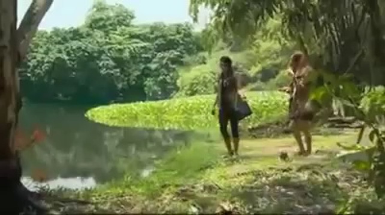 Dev Timsah Poz Veren Kadını Yuttu