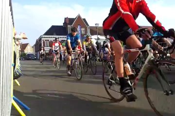 Steenvoorde : le départ de la course au championnat de France cycliste du clergé