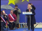 Hollande et Valls hués durant le discours de Le Pen à Paris - 01/05