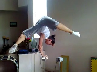 Une belle performance d'équilibre et de contorsion