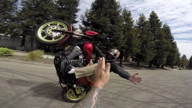 Faire des roues arrières en Harley-Davidson