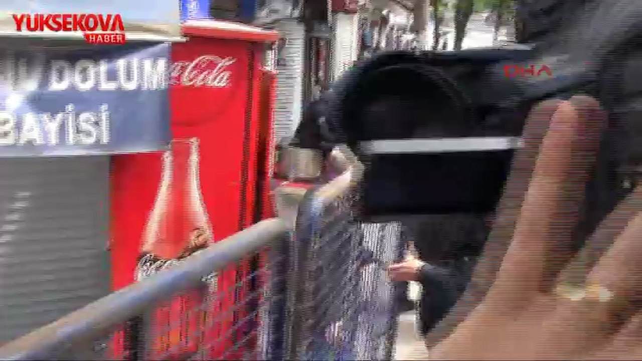 Vatandaştan polise bariyer tepkisi: Siz de bir gün diz çökeceksiniz