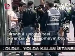 Eylemciye zorla poşu takan polis