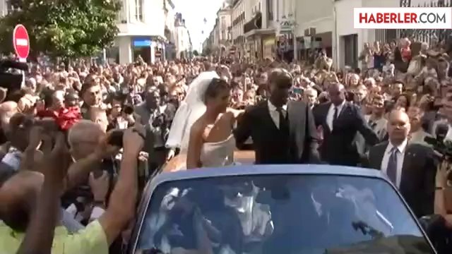 Sagna'nın Eşi, Kendisine Hayran Bırakıyor