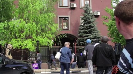 Pro-Russian militants storm building in east Ukraine city