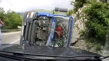 Un Camion se Retourne et lui Rentre Dedans ! a voir