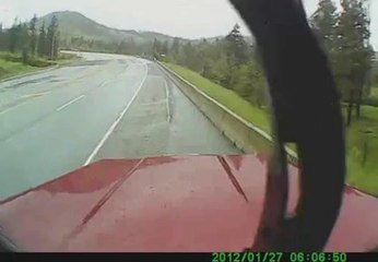 Un énorme accident évité de justesse ! a voir