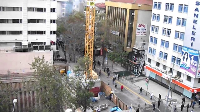 1 Mayıs 2014 - İkrar Sarısülük'ün Gözaltına Alınışı - Ardından Bir Kadının, Çocuklara Saldıran Polislere İsyanı / Ziya Gökalp Cd.